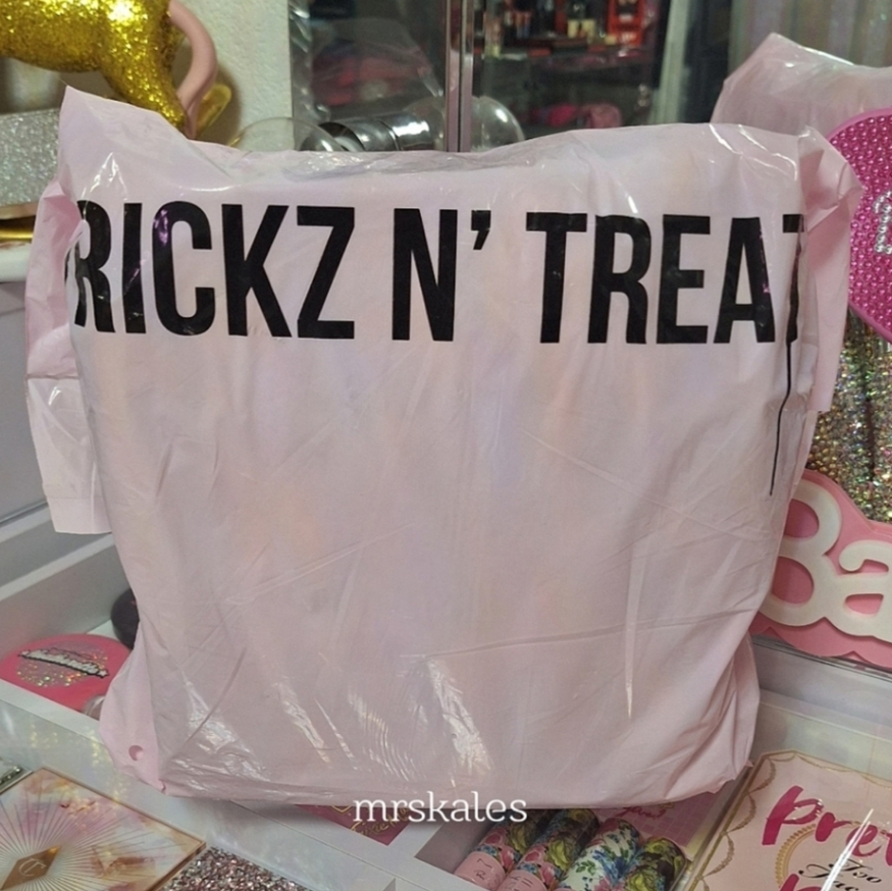 Trickz N' Treatz Cauldron Crossbody Bag - Picture 8 of 8